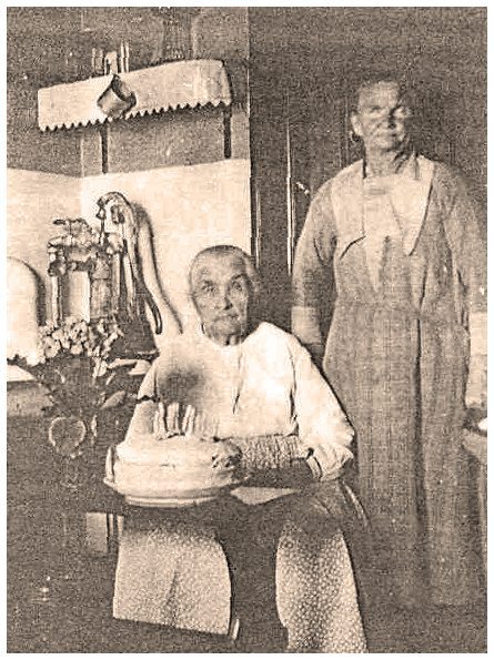 Early settlers, Mrs. Jacob (Emile) Grams and her mother-in-law, Mrs. Peter (Wilhelmena) Grams